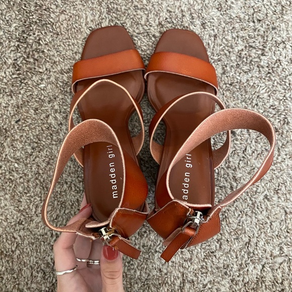 NWOT STEVE MADDEN SANDAL - Picture 5 of 6